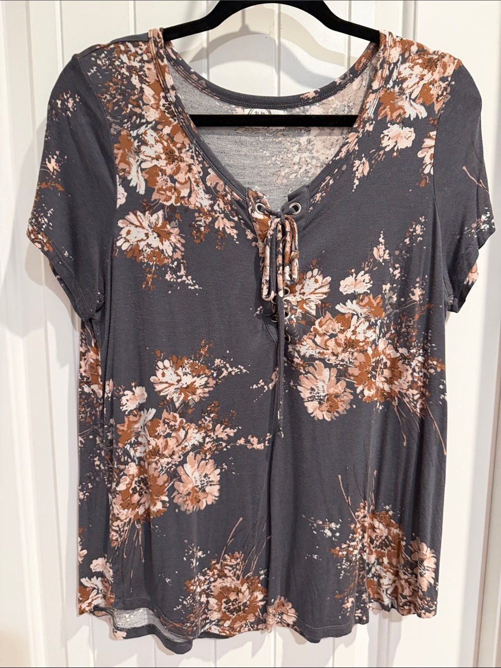 Lace-Up Floral Short Sleeve Top in Gray & Dusty Rose